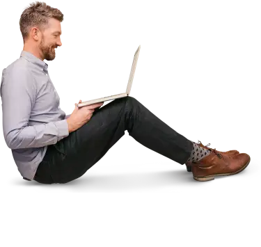 Homme assis avec un ordinateur portable