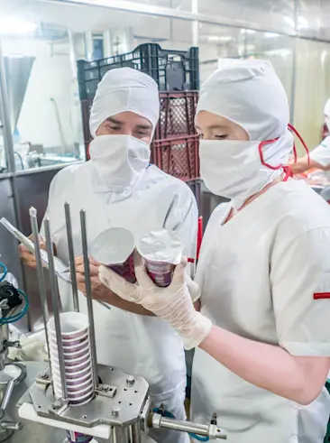 Arbeiter in der Lebensmittelfabrik