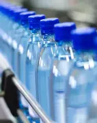 Botellas de agua de plástico azul en una cadena de montaje
