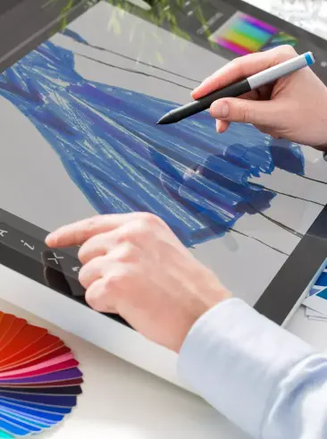 Modedesigner beim Zeichnen auf einem Tablet-Gerät
