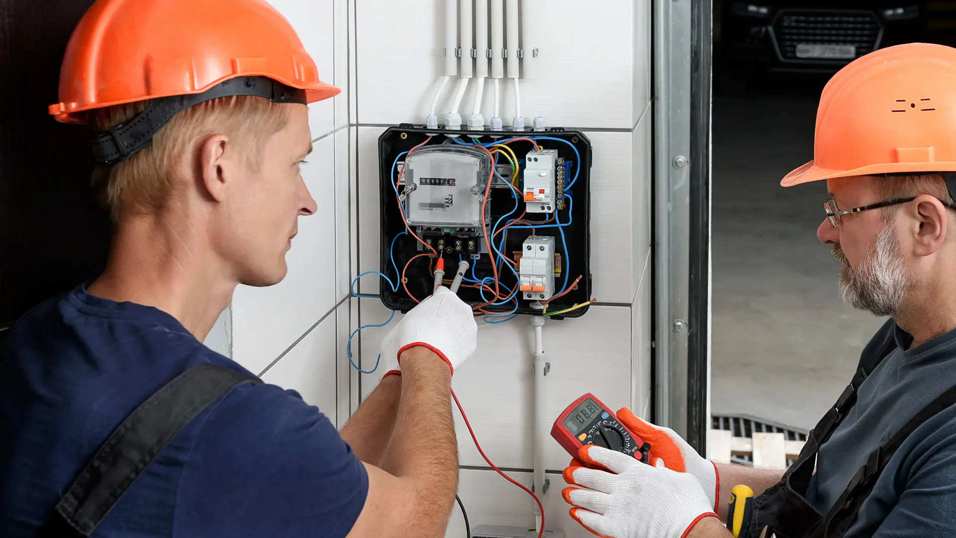 Techniciens en électricité