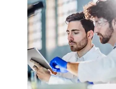 Wissenschaftler prüfen die Daten der Tabletten.
