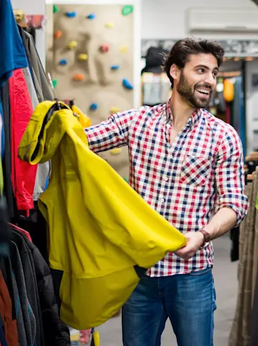 Persona comprando en una tienda de ropa