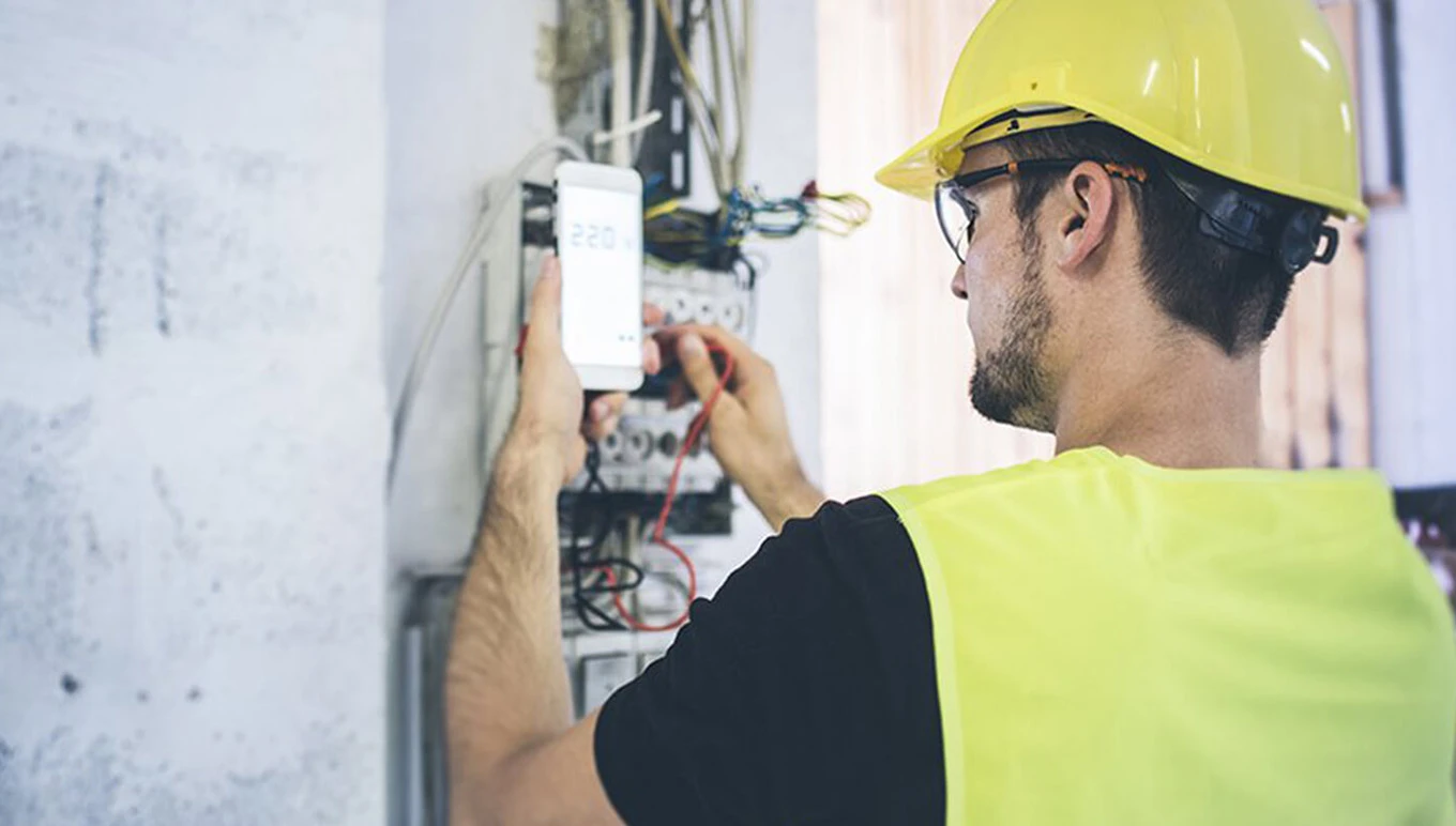 Worker in hardhat testing connections