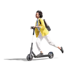 Mujer de negocios en un scooter