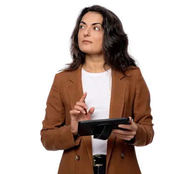 Femme tenant une tablette à la main