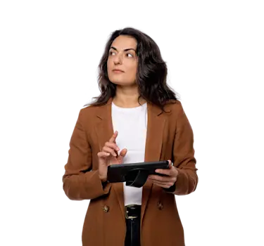 Frau hält Tablette in der Hand