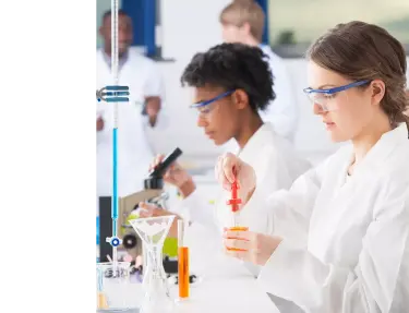 Personas en un laboratorio que manipulan productos químicos.