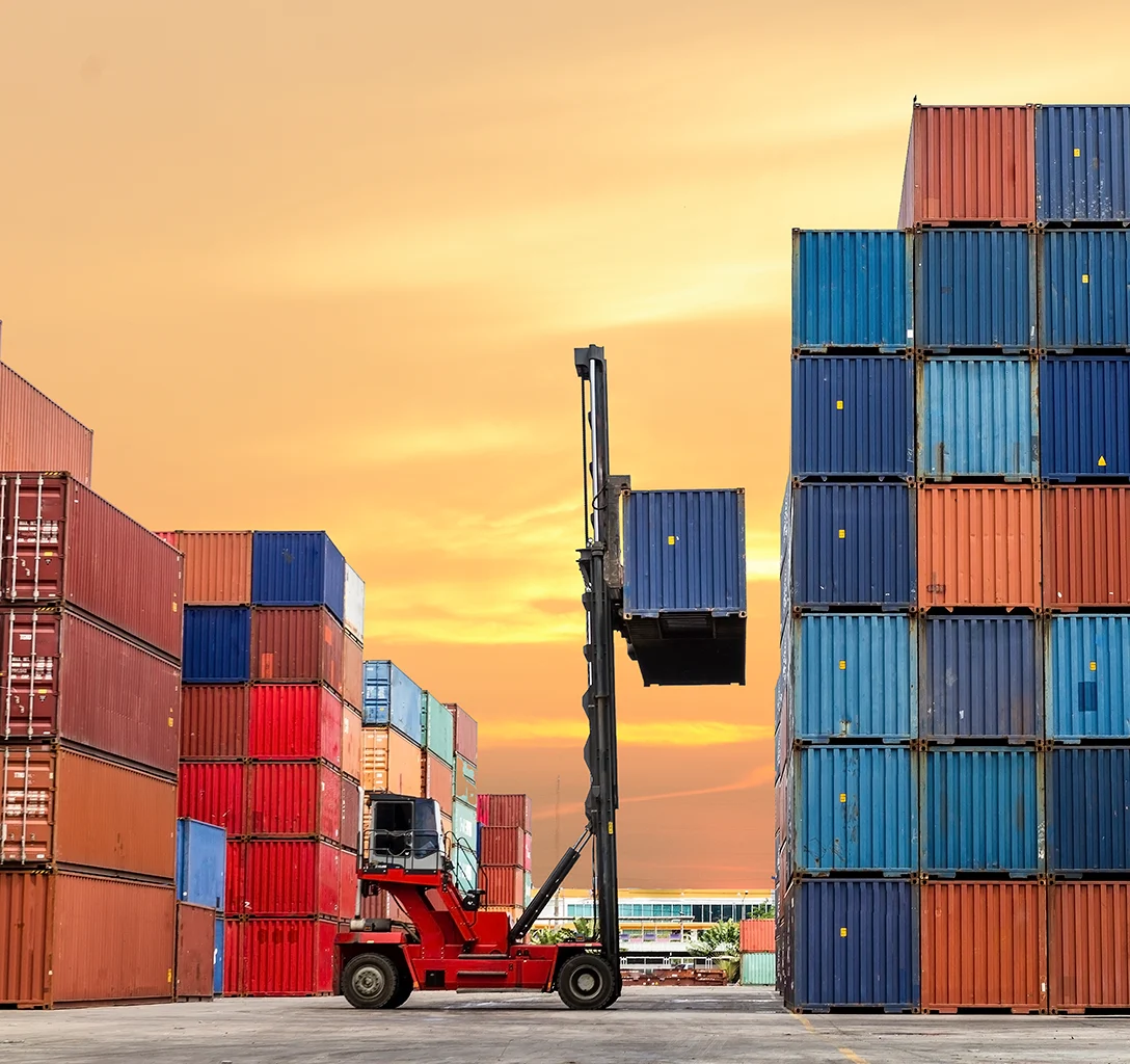 Forklift lifting conatiner for box loading