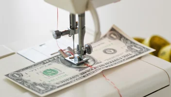 Sewing machine that sews on banknote