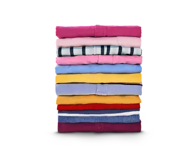 Pile de chemises pliées de différentes couleurs
