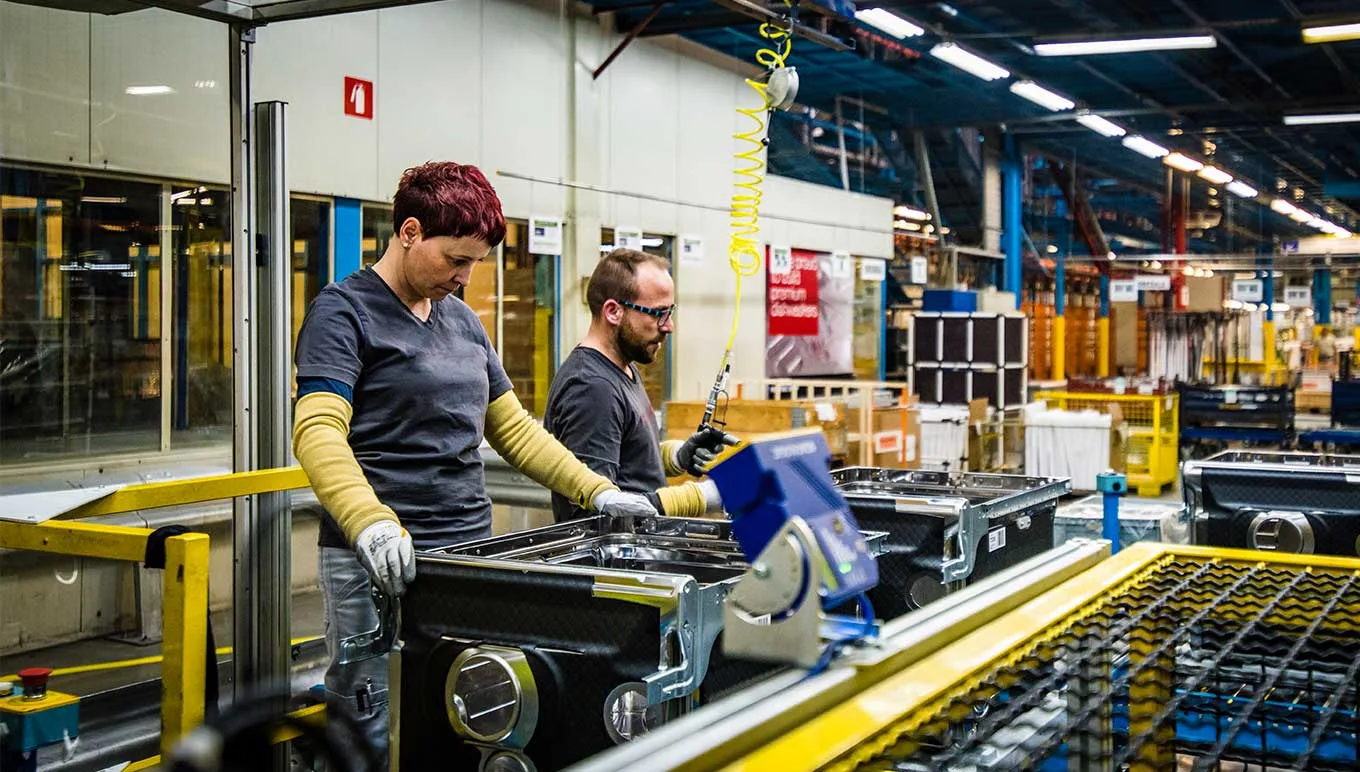 Top 6 benefits of a mixed mode manufacturing erp people working