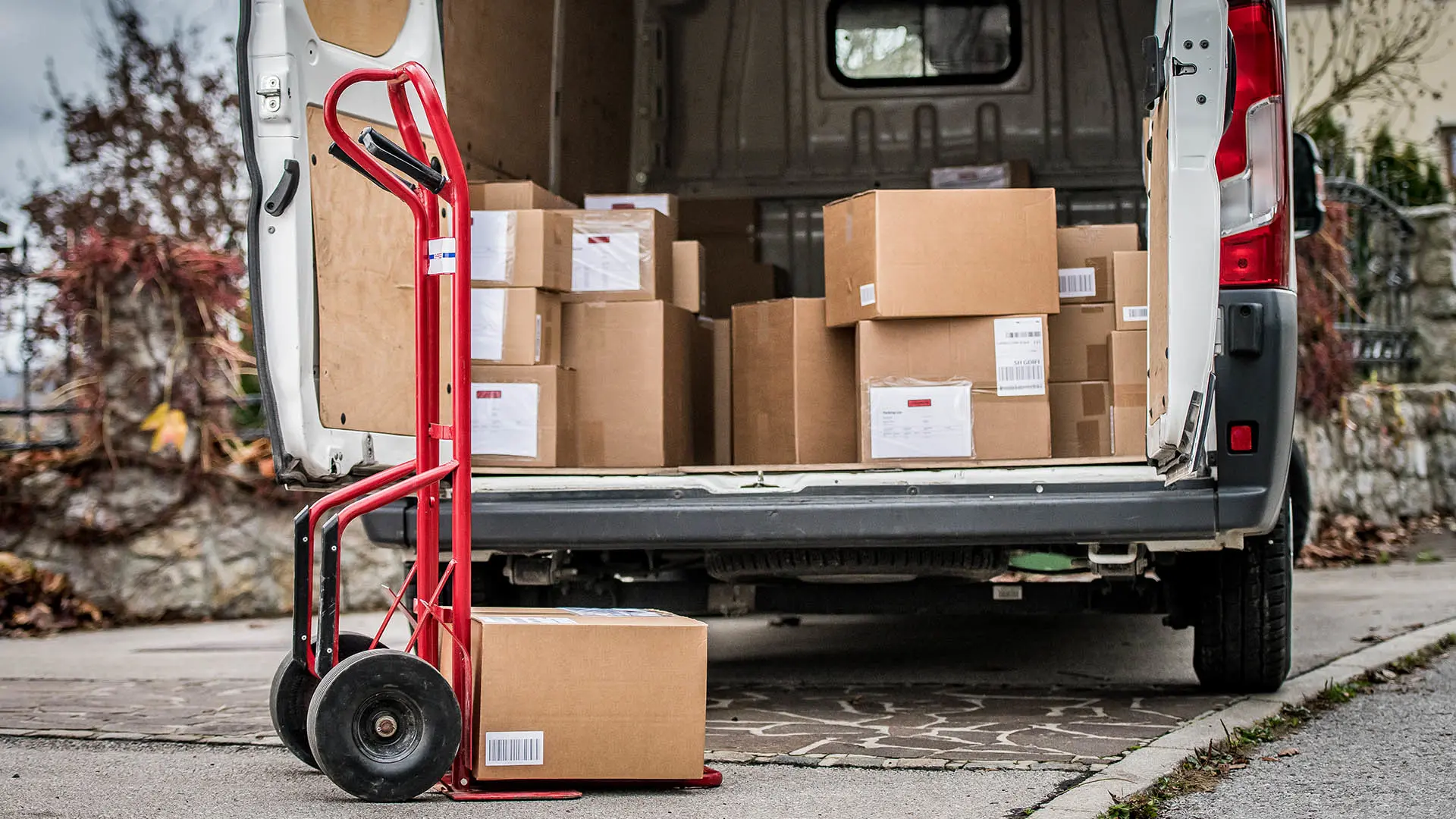 Camion de livraison rempli de boîtes