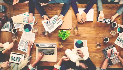 Thought leaders meet around a table.