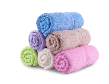 Stapel von Handtüchern in verschiedenen Farben aufgerollt