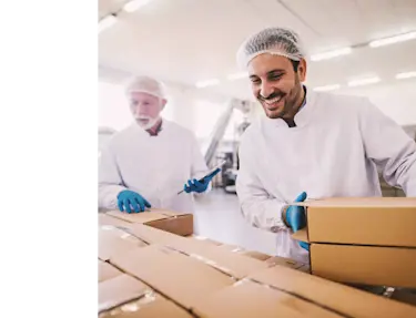 Zwei Männer sortieren Kisten für den Versand.