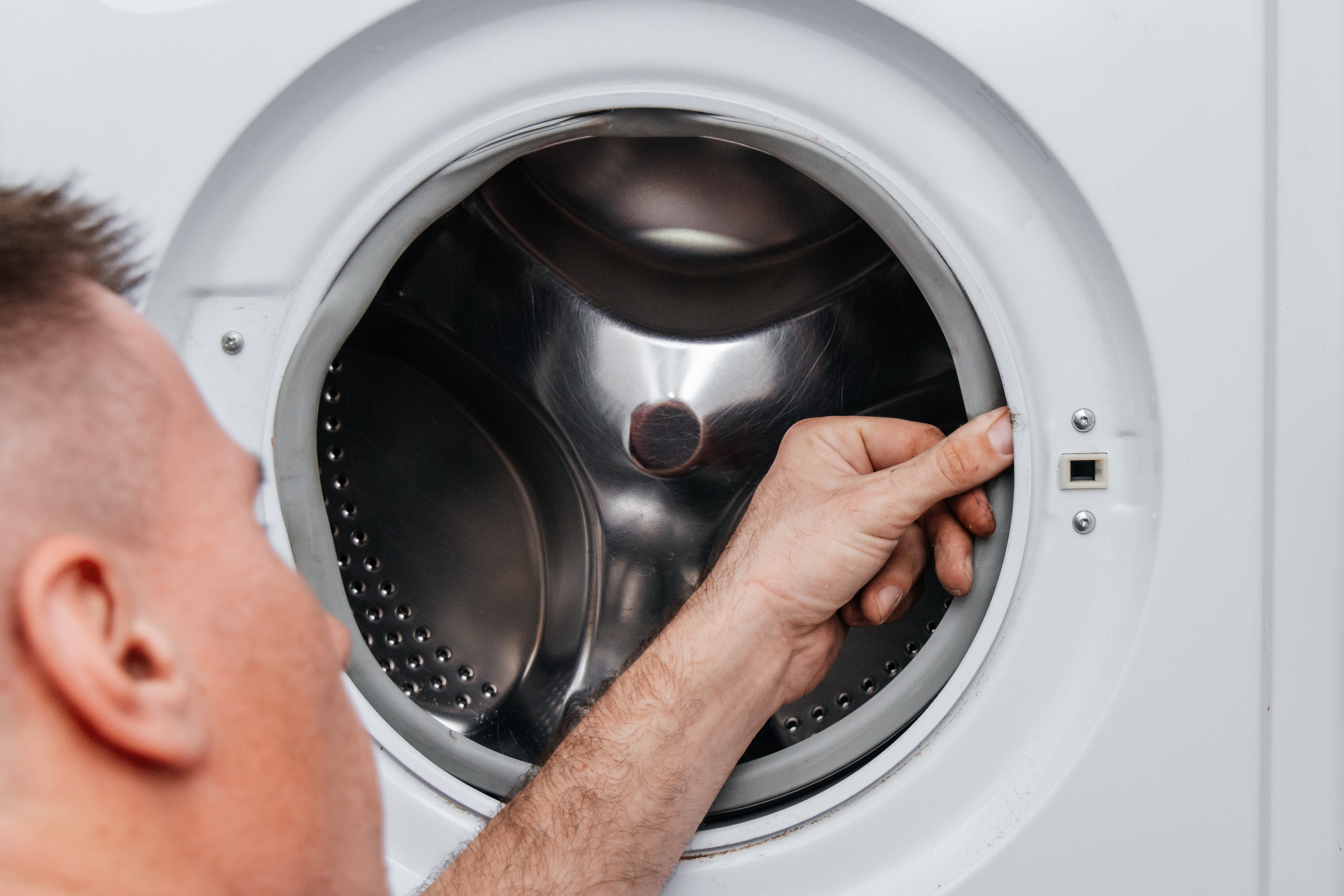 Trucos de limpieza: Cómo limpiar la goma de la lavadora para acabar con el  moho (y el mal olor)