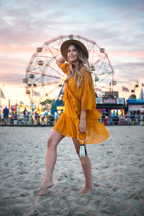 Strandhochzeit Outfit gelbes Kleid