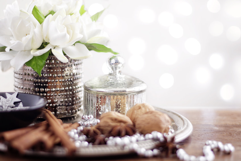 Decor with gardenias, silver vase, anise, walnut and cinnamon