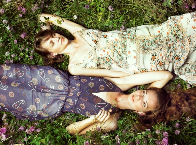deux femmes assises dans l'herbe