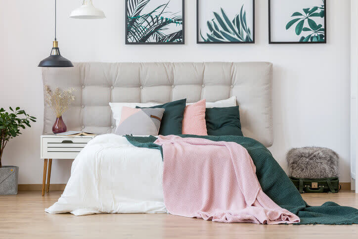 Praktyczne poduszki dekoracyjne do sypialni