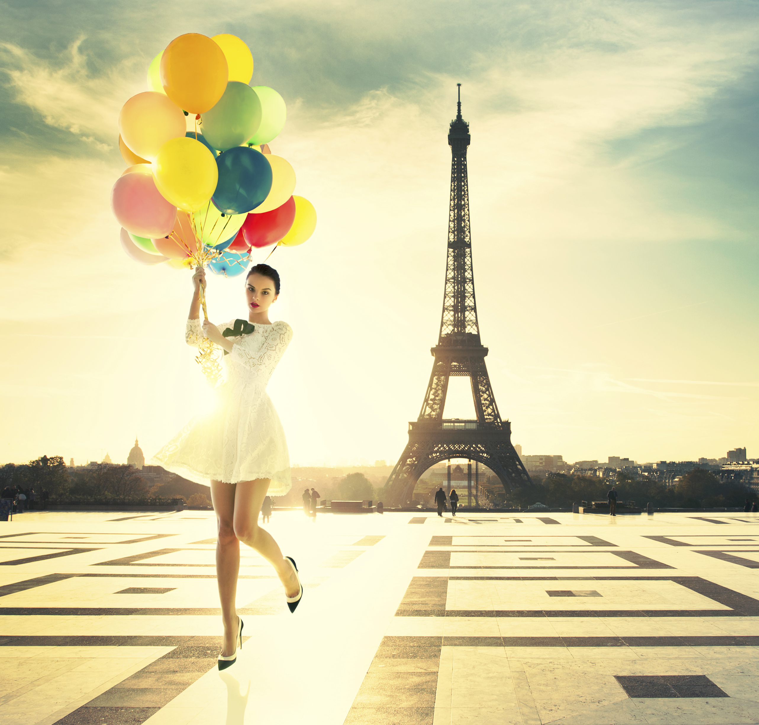 Miss paris песня. Красивый фон для селфи. Девушка с шариками в Париже. Балерина на фоне Эйфелевой башни. Эйфелева башня селфи.