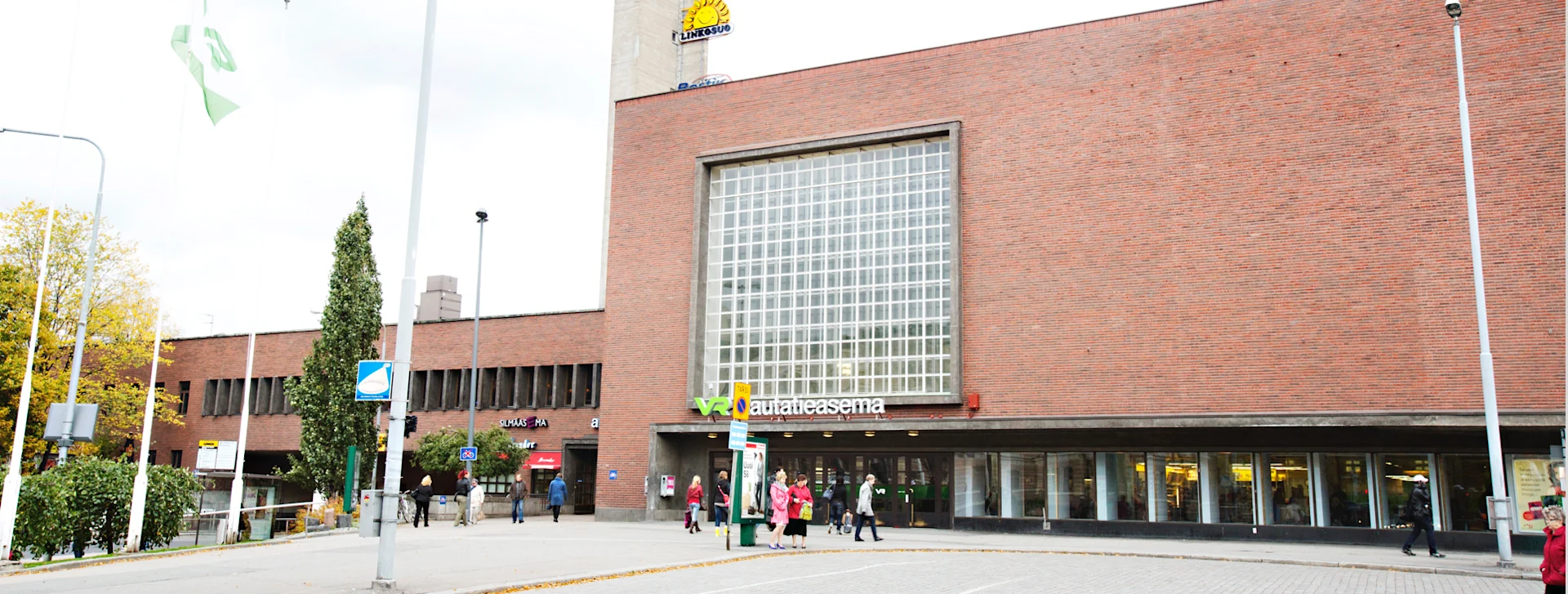 Tampereen rautatieaseman julkisivu ja kellotorni