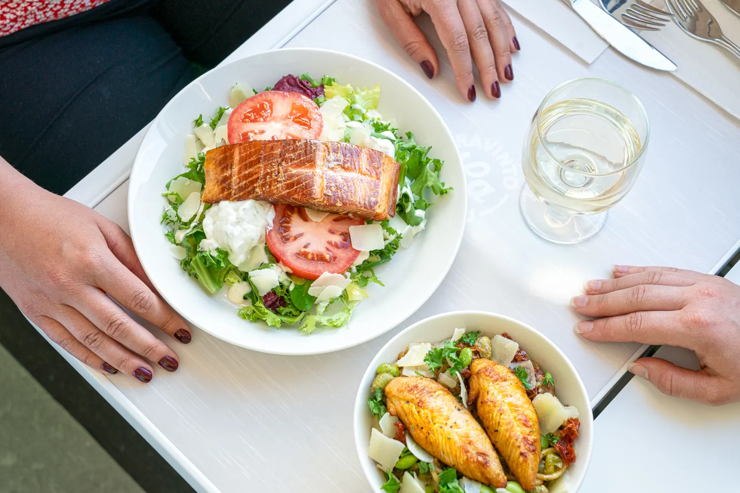 Restaurangvagnarna och försäljningsvagnarna betjänar dig under din tågresa.