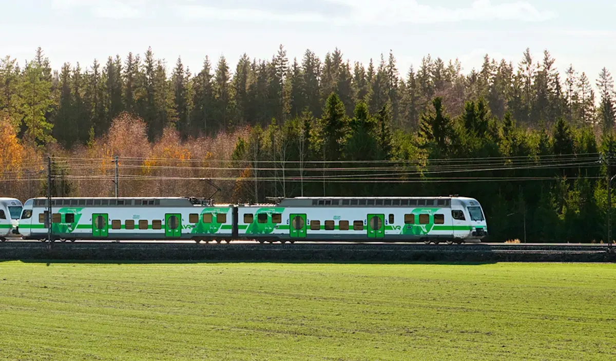 Opiskelija nousemassa lähijunaan.