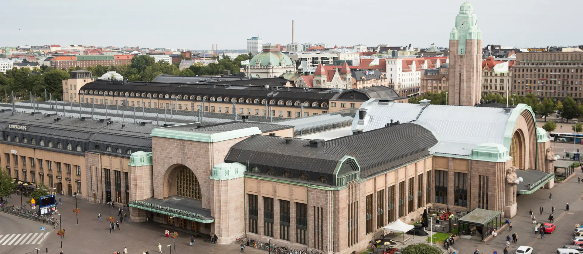 Helsingin päärautatieasema on pääkaupunkiseudun lähi-, kaukojuna- ja metroliikenteen solmukohta. Se on kävijämäärältään Suomen vilkkain rakennus; aseman kautta kulkee päivittäin jopa 240 000 matkustajaa!