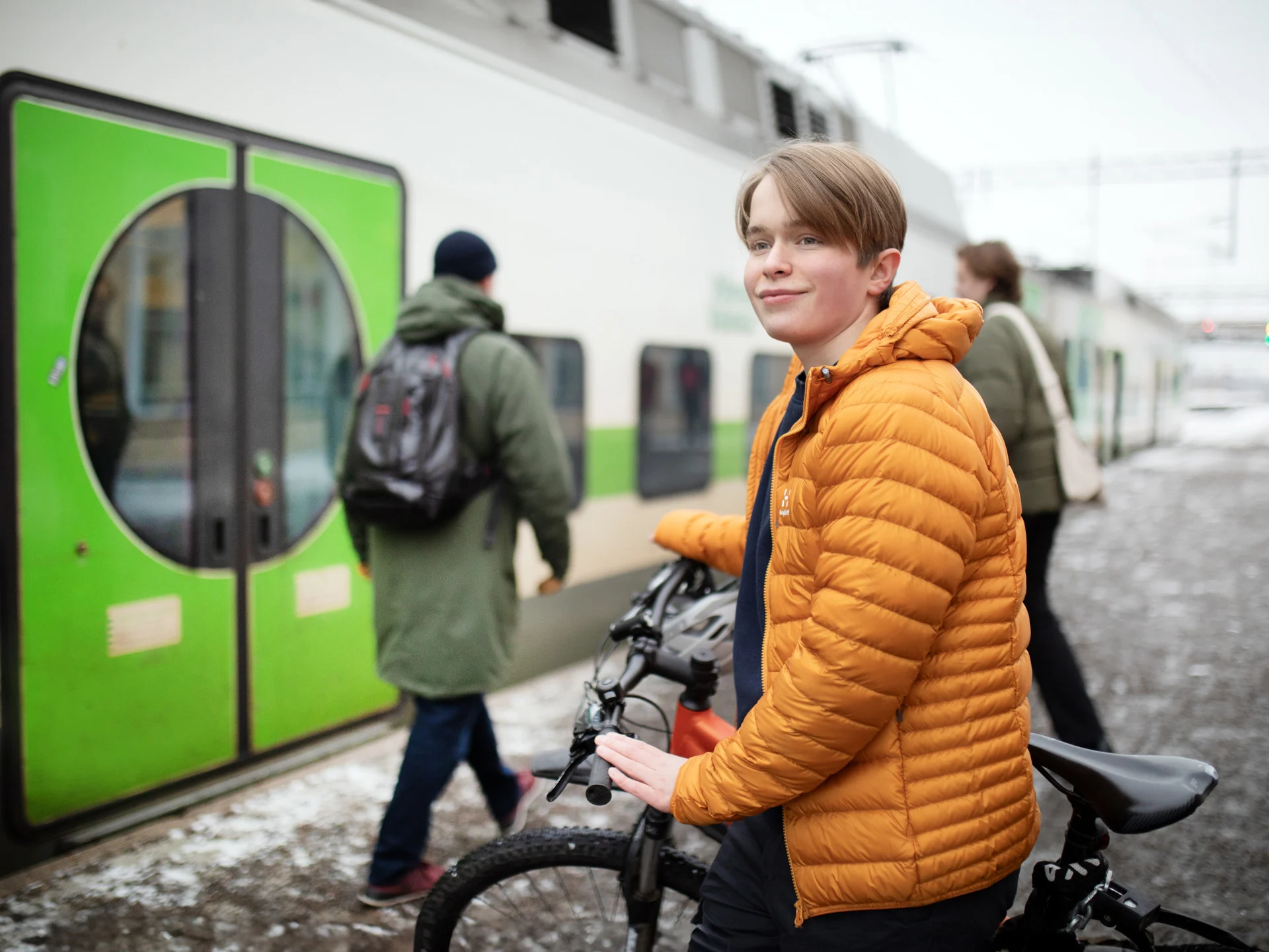 En person med en cykel på en tågplattform.