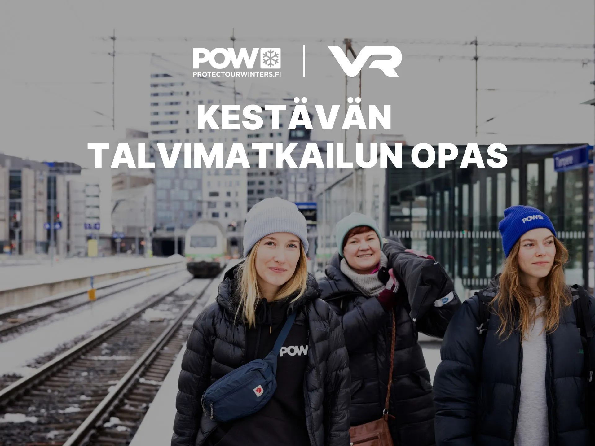 Kolme talvivaatteisiin pukeutunutta matkustajaa kävelee kameraa katsoen Tampereen rautatieaseman laiturilla. Taustalla InterCity-juna liikkuu raidetta pitkin kohti Helsinkiä. Himmennetyn kuvan päällä otsikkona on "POW x VR: Kestävän talvimatkailun opas".