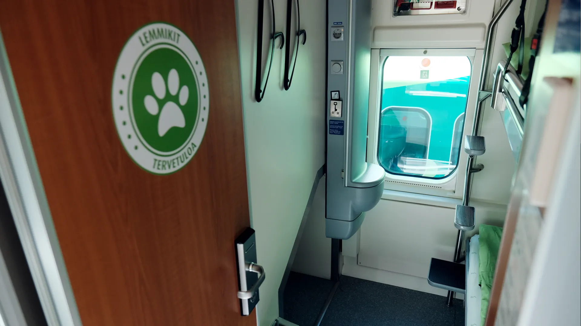 Pets travel together with their owners in the pet cabins of night trains.