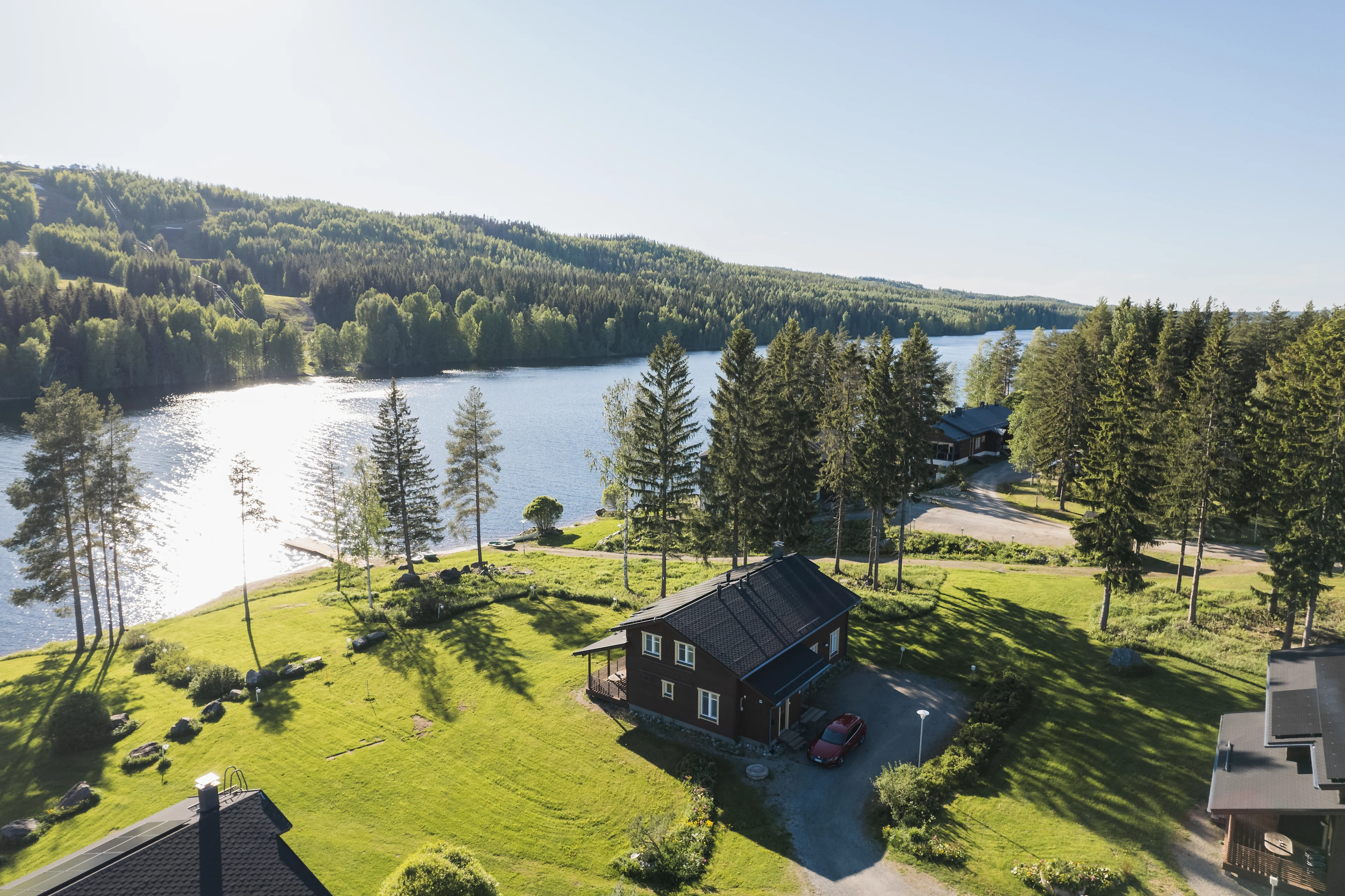 Huvila Tahkolla järven rannassa.