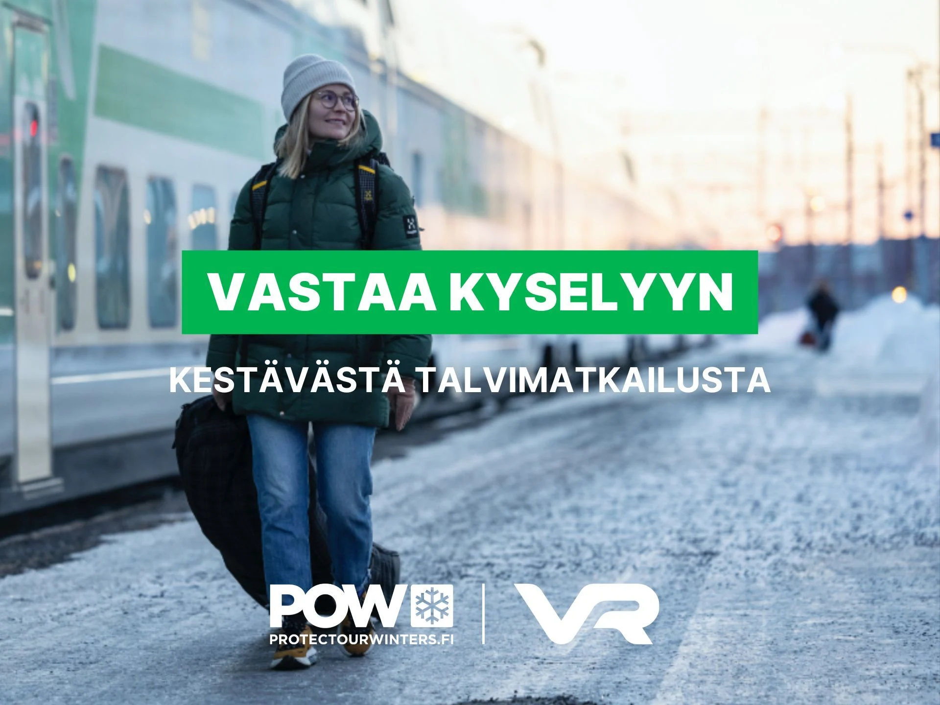 Kuvassa naispuolinen matkustaja kulkee talvisella junalaiturilla hiihtotarvikkeita sisältävän kassin sekä repun kanssa. Taustalla näkyy VR:n InterCity-juna.