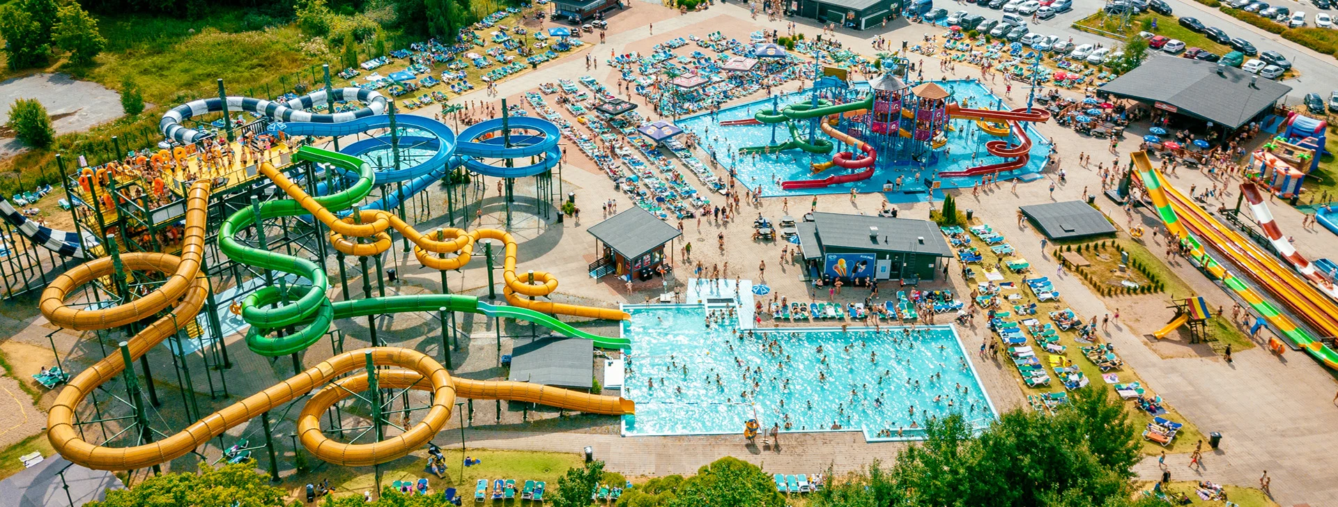 Turun JukuPark -vesipuisto liusuineen ylhäältä päin kesällä.