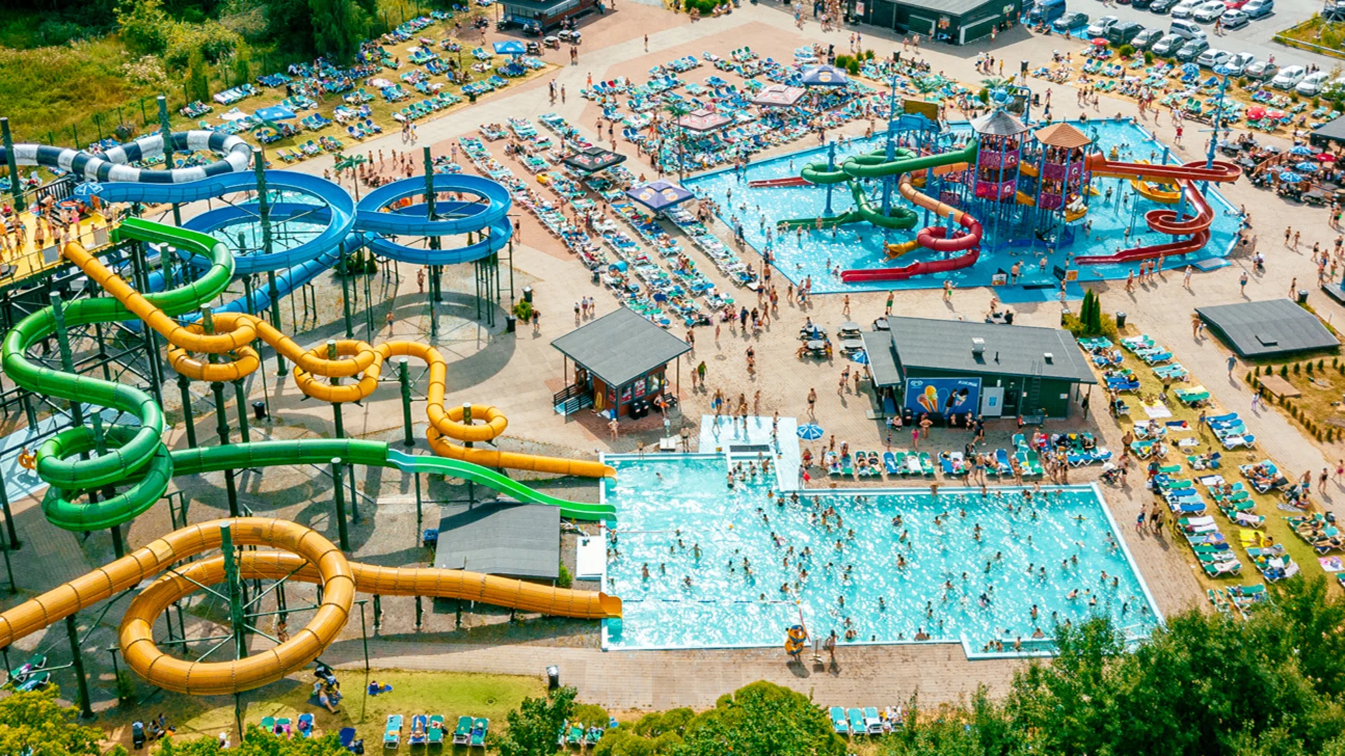 Turun JukuPark -vesipuisto liusuineen ylhäältä päin kesällä.
