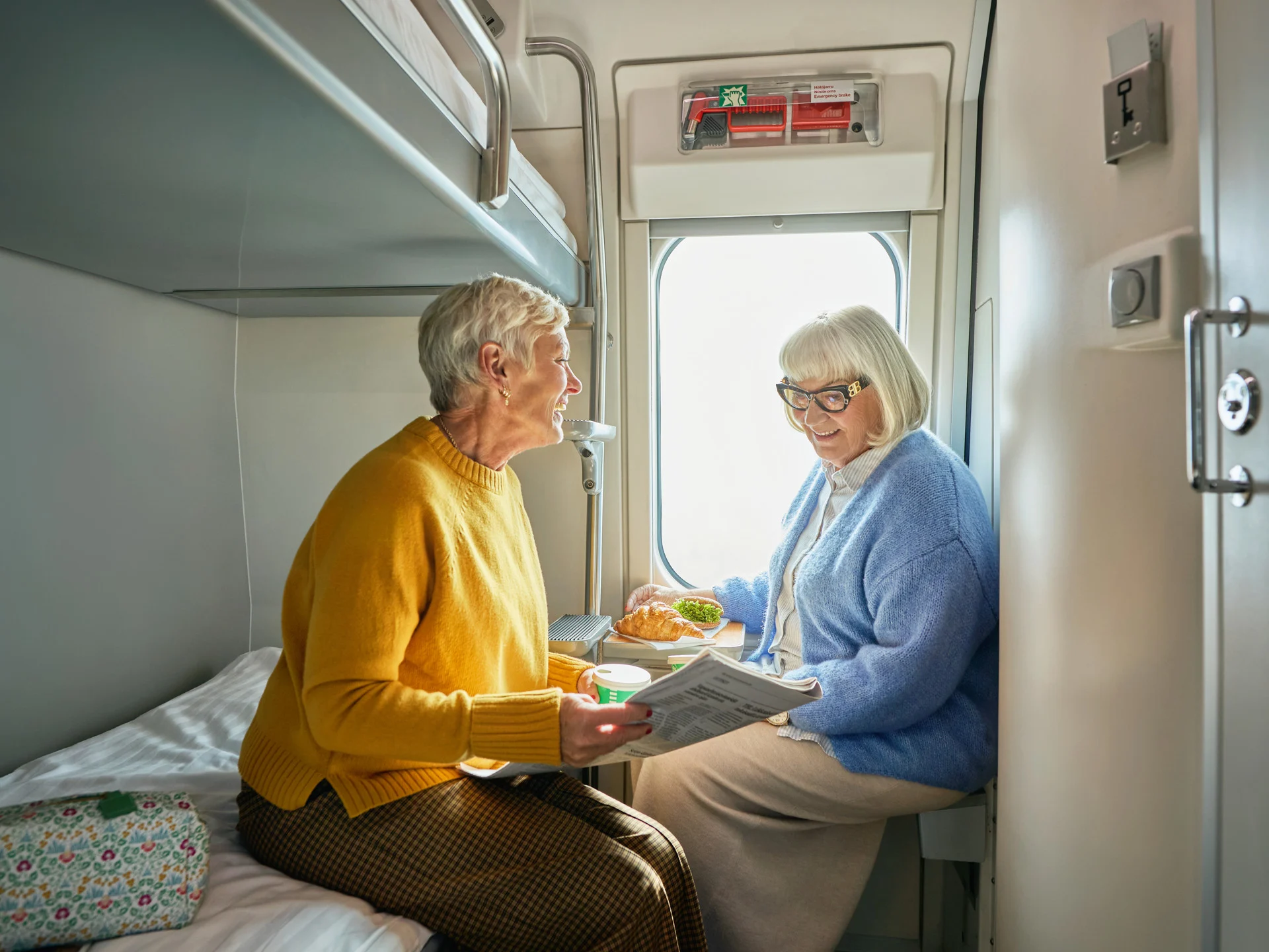 Kaksi naista yöjunan hytissä.