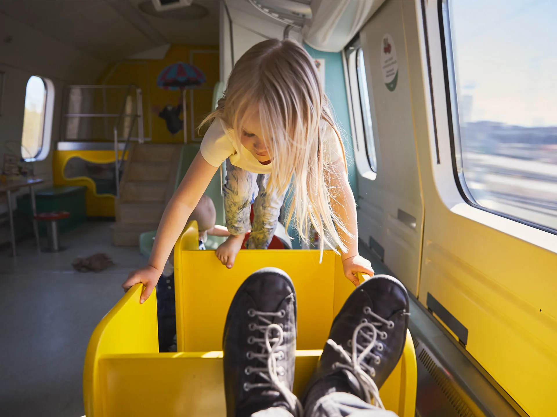 InterCity-junissa on lapsille leikkivaunu.