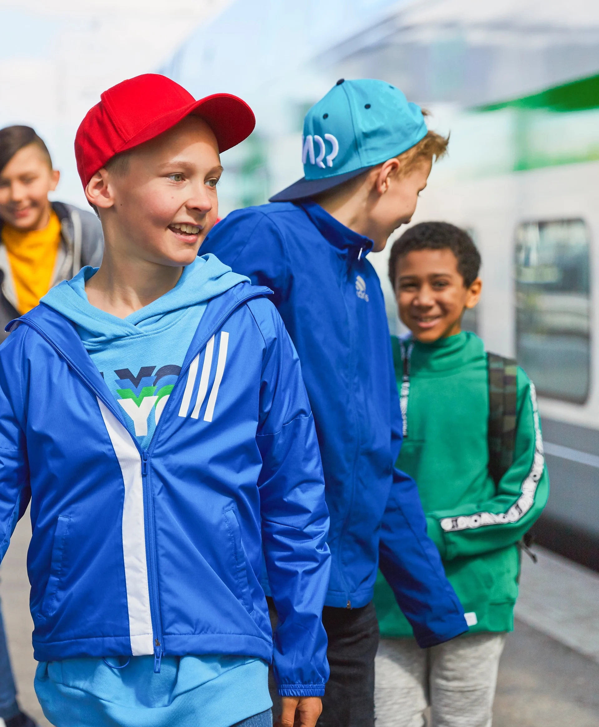 Lapsia juna-aseman laiturilla.