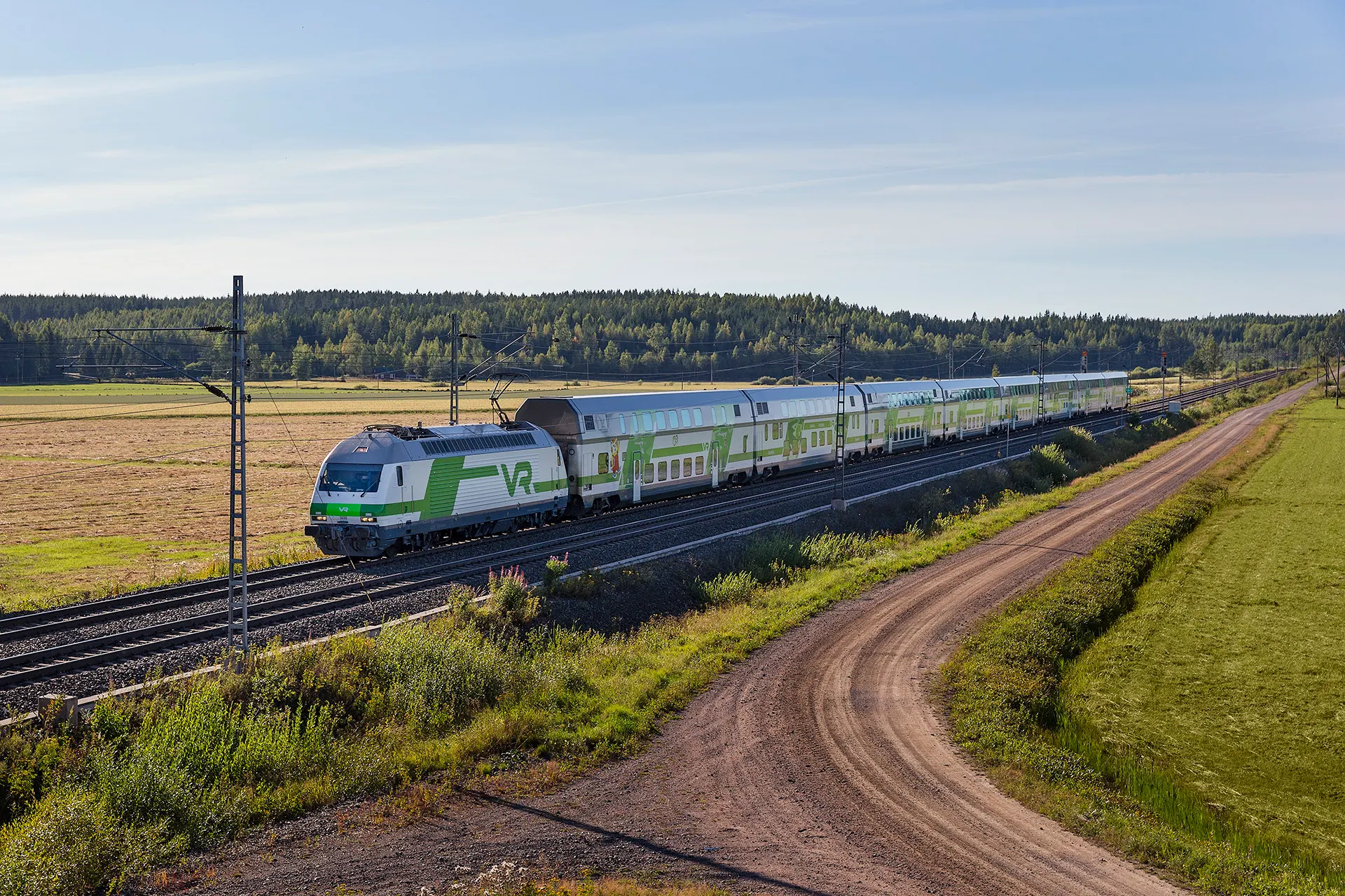 Santa Claus Express: Mais do que um trem noturno, é o prelúdio da sua aventura na Lapônia. Esqueça as longas horas de voo ou a fadiga da estrada. Imagine adormecer em uma cabine aconchegante em Helsinque e acordar no coração coberto de neve de Rovaniemi, a cidade oficial do Papai Noel. Este serviço lendário da VR não é apenas um meio de transporte; é uma experiência mágica que te leva diretamente ao Círculo Polar Ártico, combinando o charme da viagem ferroviária com o conforto de um hotel sobre trilhos. Prepare-se para trocar a paisagem urbana pelas florestas silenciosas e estreladas da Finlândia. Sua jornada para encontrar a Aurora Boreal e a magia do Natal começa aqui.