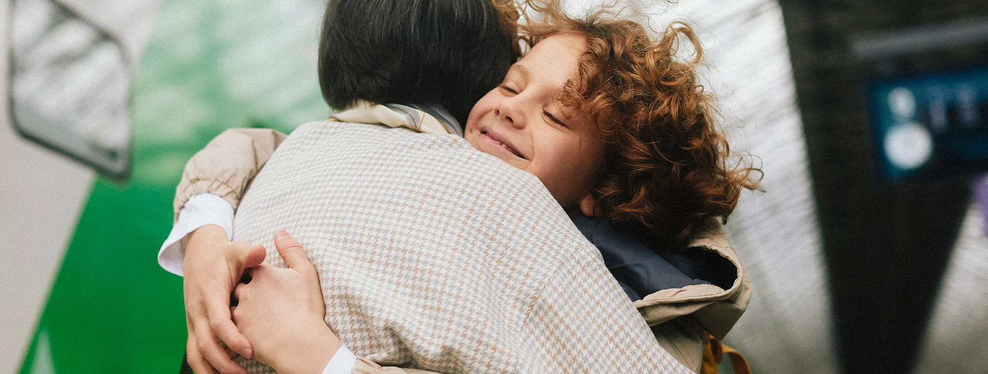 Child and grandma hugging on the platform