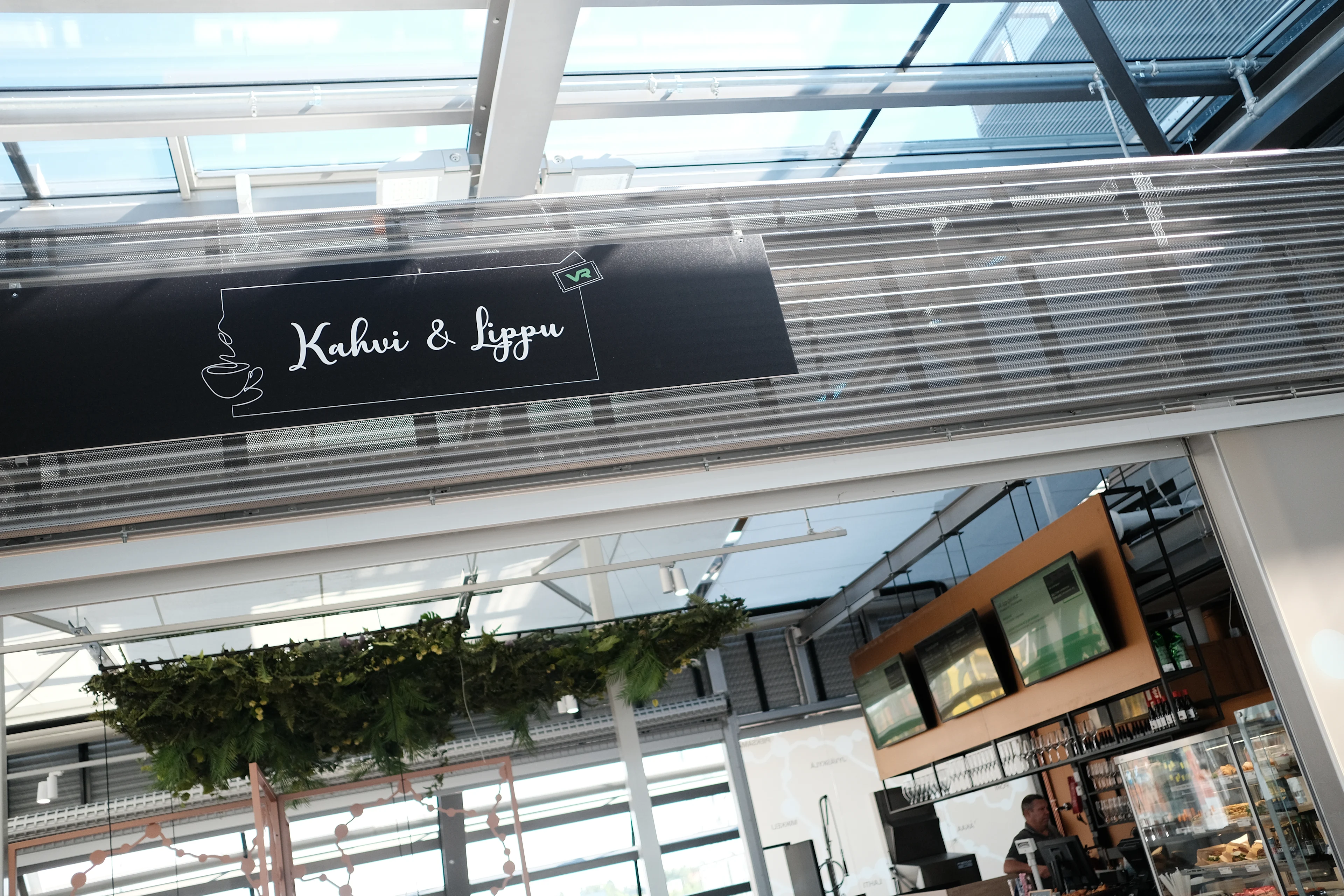 Kahvi & Lippu -toimipiste kuvattuna Tikkurilan asemalla.