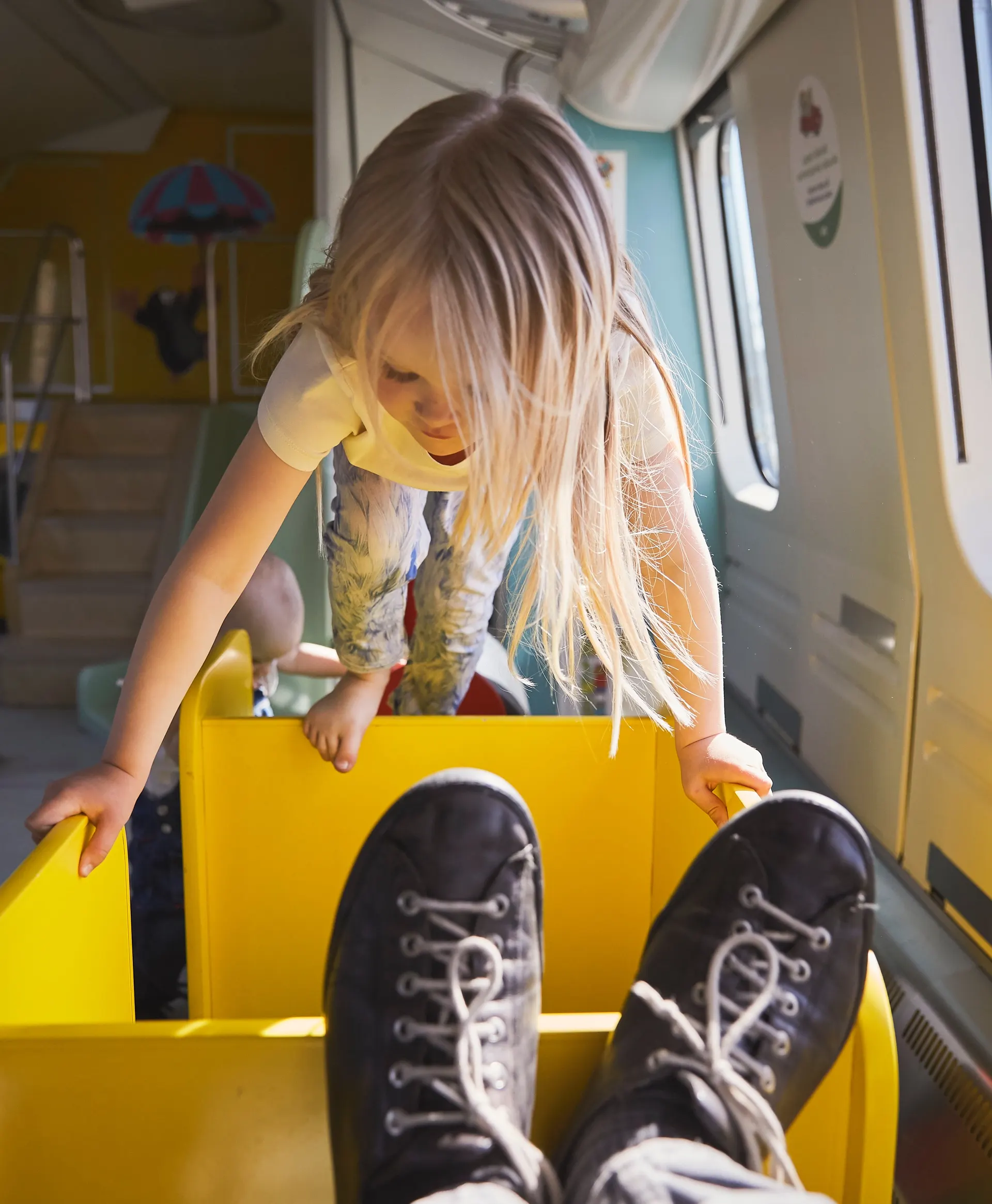 IC-junissa on lapsille leikkivaunu.