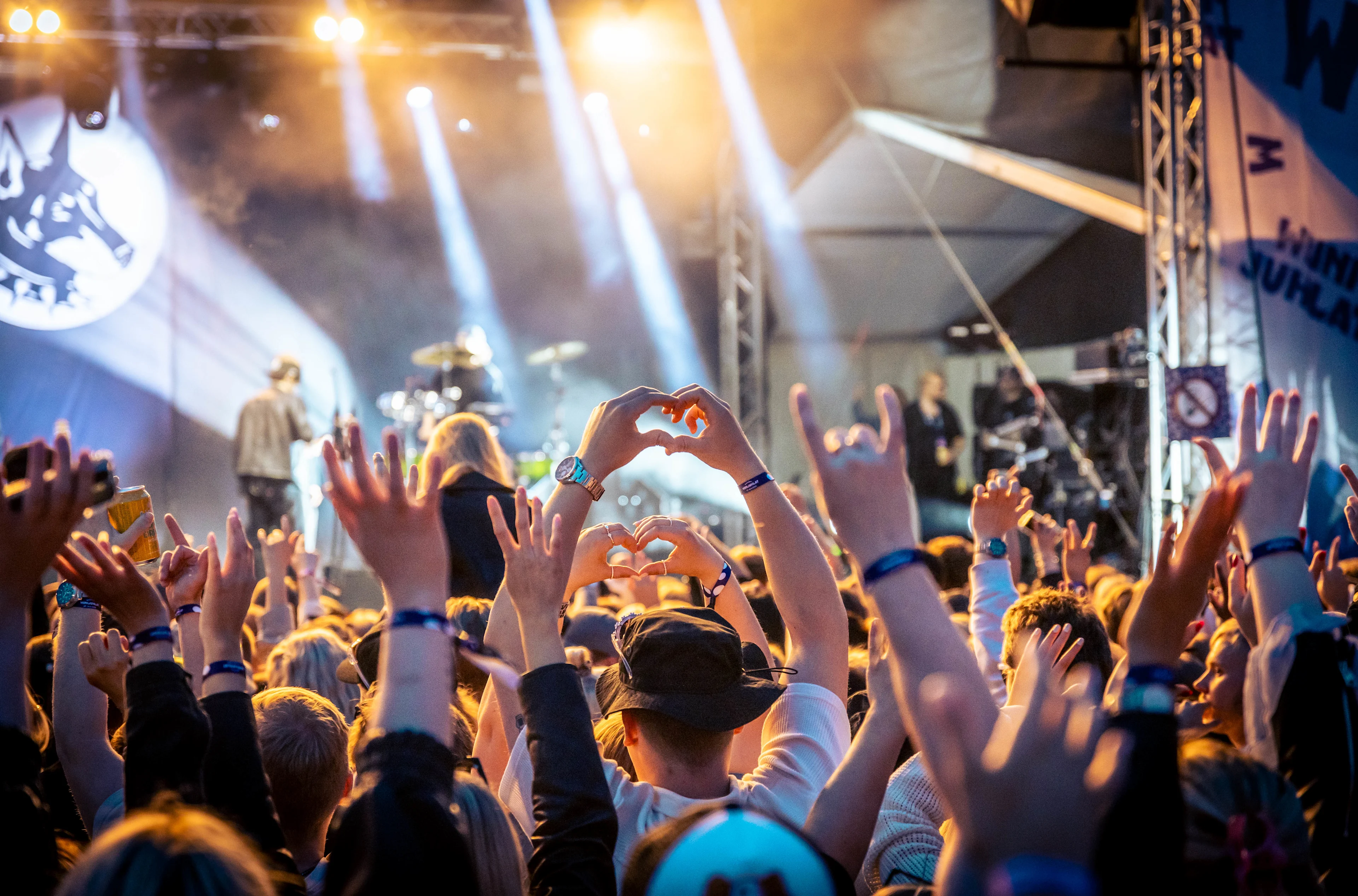 Festivaaliyleisöä kädet ylhäällä konsertissa