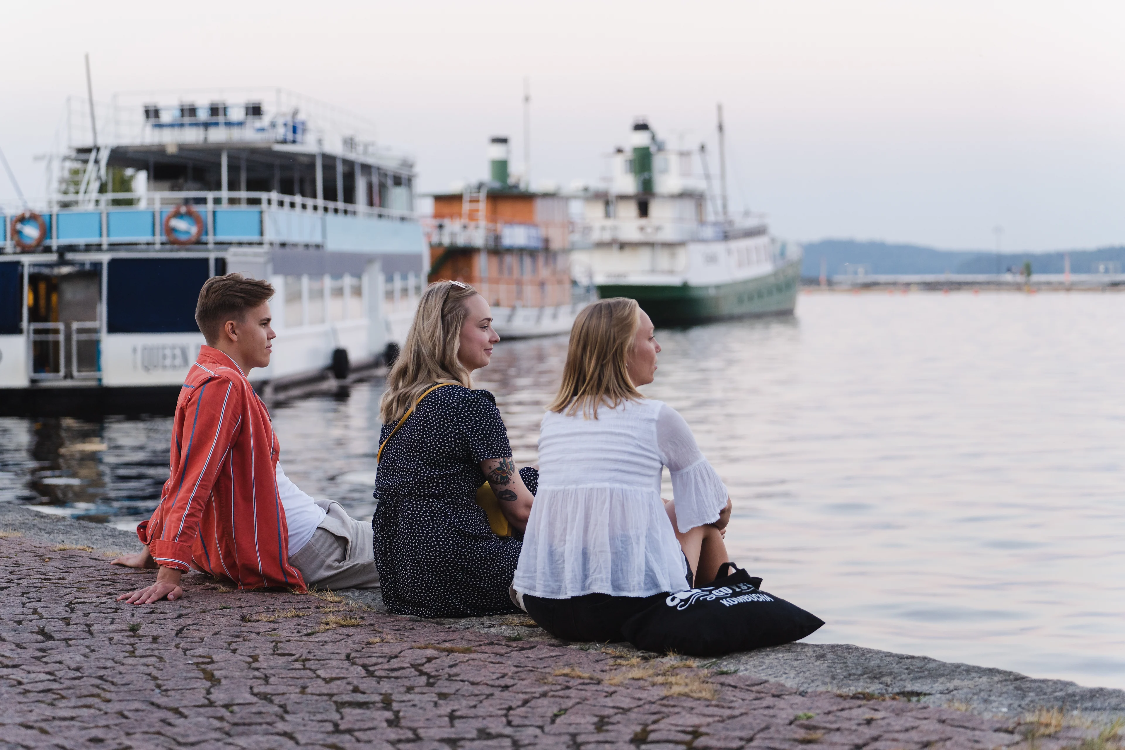 Kolme nuorta Kuopion satamassa
