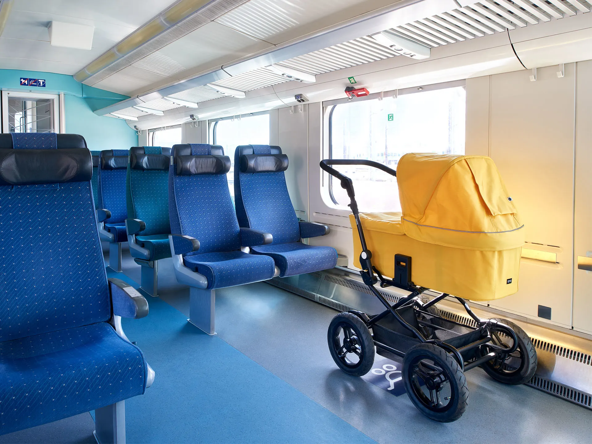 En barnvagn på den avsedda platsen i servicevagnen på tåget.