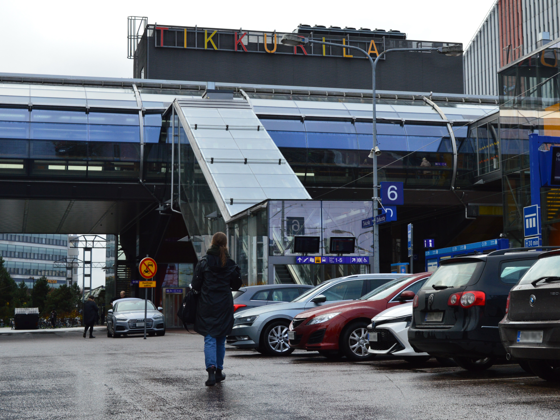 Parkkeeraa asemalle pääkaupunkiseudulla ja hyppää junaan - VR