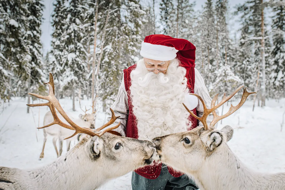Santa Claus Express: Mais do que um trem noturno, é o prelúdio da sua aventura na Lapônia. Esqueça as longas horas de voo ou a fadiga da estrada. Imagine adormecer em uma cabine aconchegante em Helsinque e acordar no coração coberto de neve de Rovaniemi, a cidade oficial do Papai Noel. Este serviço lendário da VR não é apenas um meio de transporte; é uma experiência mágica que te leva diretamente ao Círculo Polar Ártico, combinando o charme da viagem ferroviária com o conforto de um hotel sobre trilhos. Prepare-se para trocar a paisagem urbana pelas florestas silenciosas e estreladas da Finlândia. Sua jornada para encontrar a Aurora Boreal e a magia do Natal começa aqui.