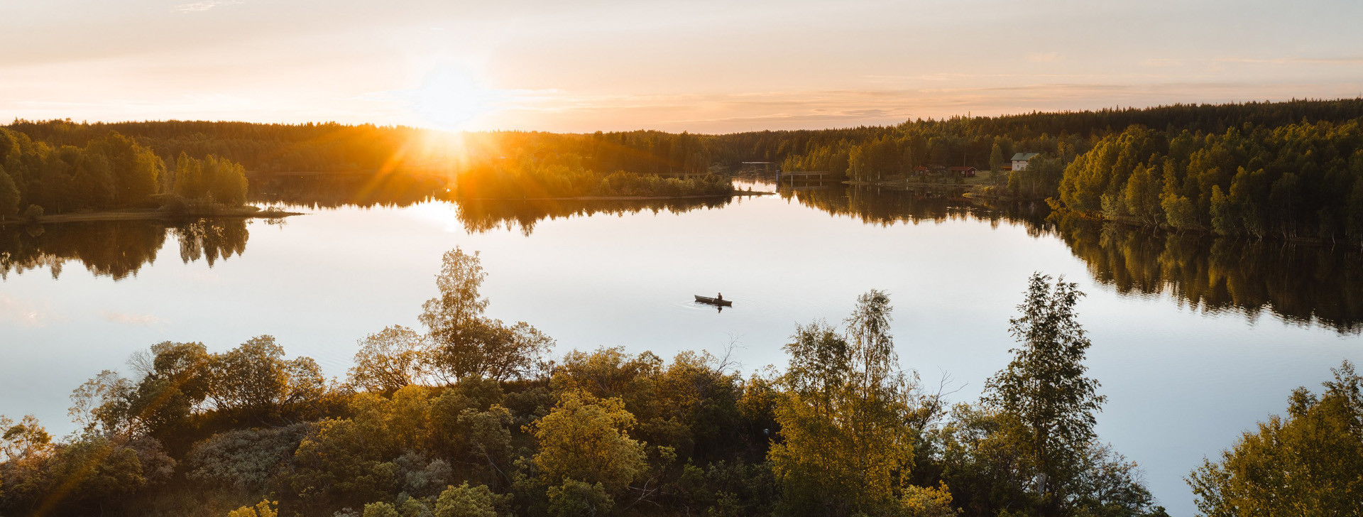 Meloja järvellä keskiyön auringossa Lapissa kesällä.